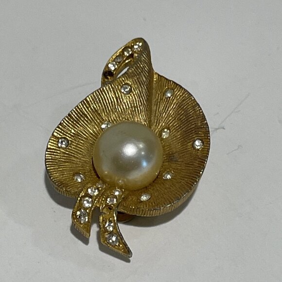 BELLINI Brushed Goldtone Clip On Earrings Leaf Pave Rhinestone Faux Pearl Signed - Picture 3 of 9